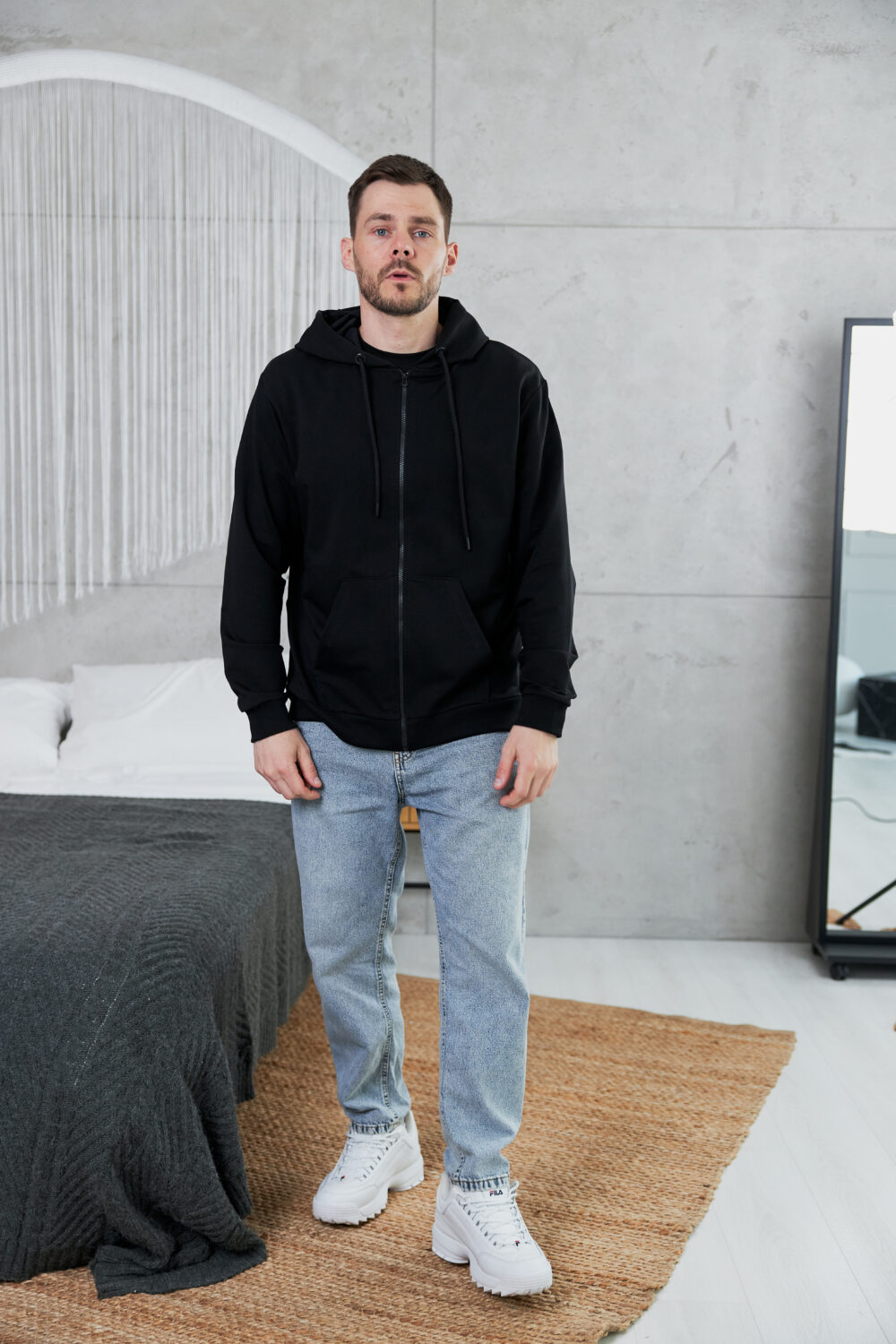 Чоловіча кофта на блискавці з капюшоном — легка та універсальна