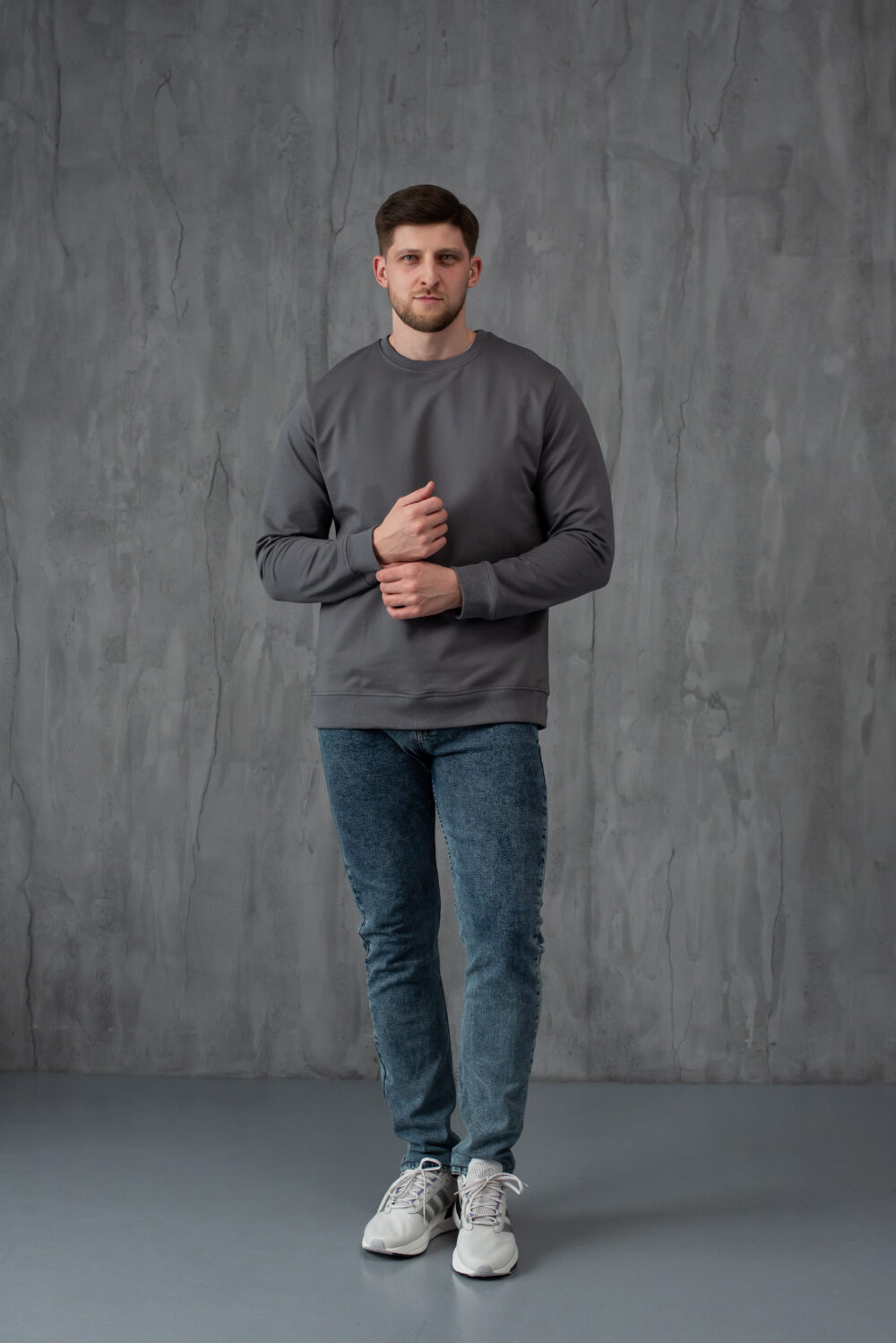 Чоловічий світшот з м’якого трикотажу у базовому стилі