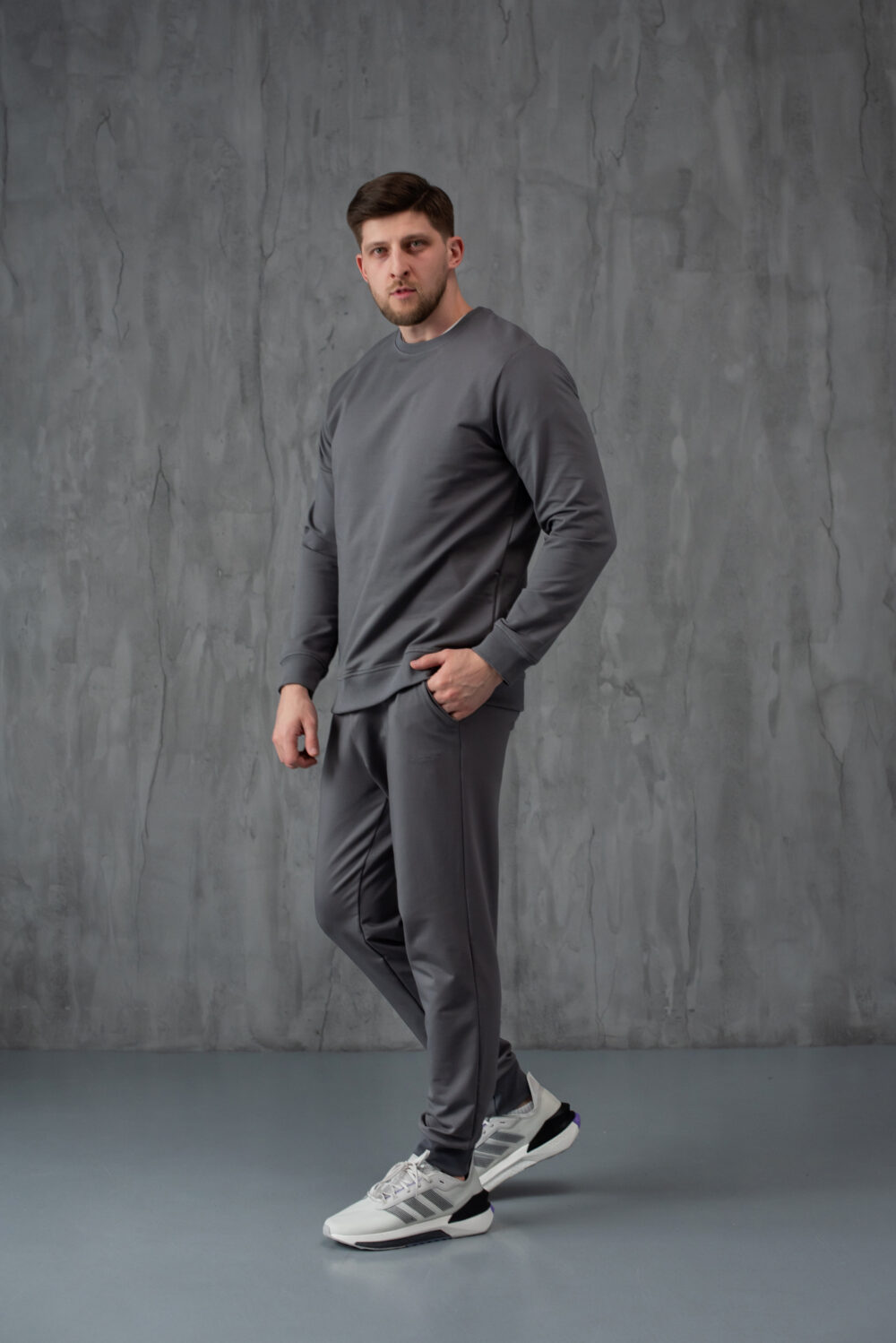 Чоловічий світшот з м’якого трикотажу у базовому стилі