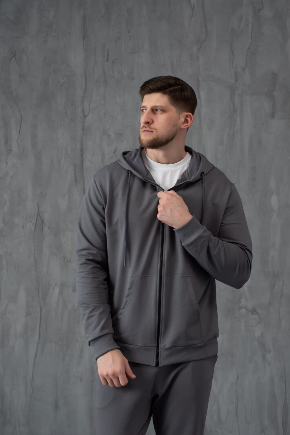 Чоловіча кофта на блискавці з капюшоном — легка та універсальна