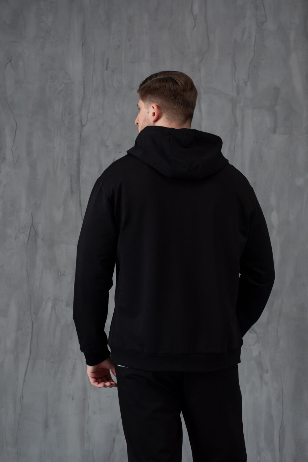 Чоловіча кофта на блискавці з капюшоном — легка та універсальна