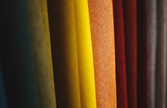 Як правильно поєднувати стріт-одяг у вітрині, щоб він продавався швидше