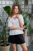 Жіноча футболка з вирізом “серце” — стильна базова модель