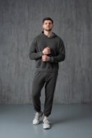 Чоловічий спортивний костюм з капюшоном та джогерами