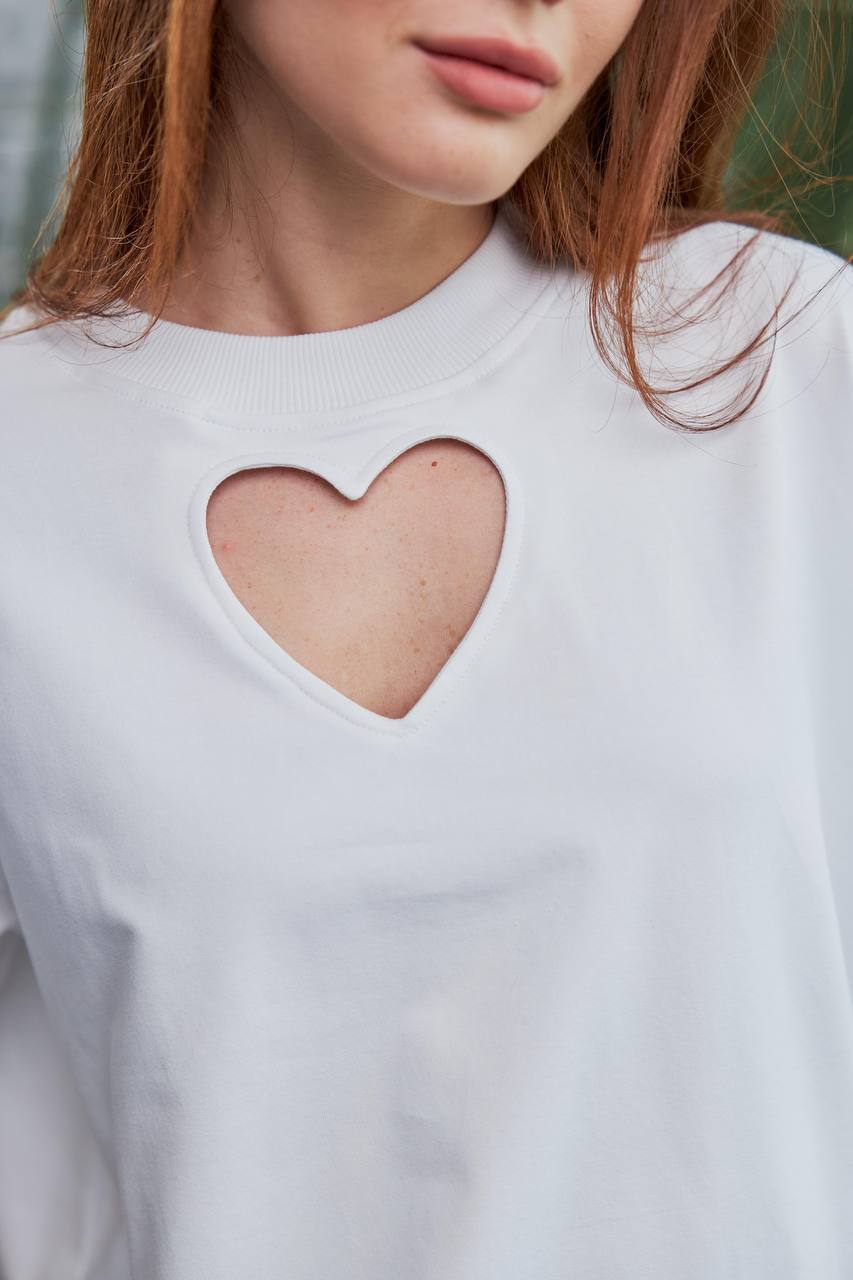 Жіноча футболка з вирізом “серце” — стильна базова модель