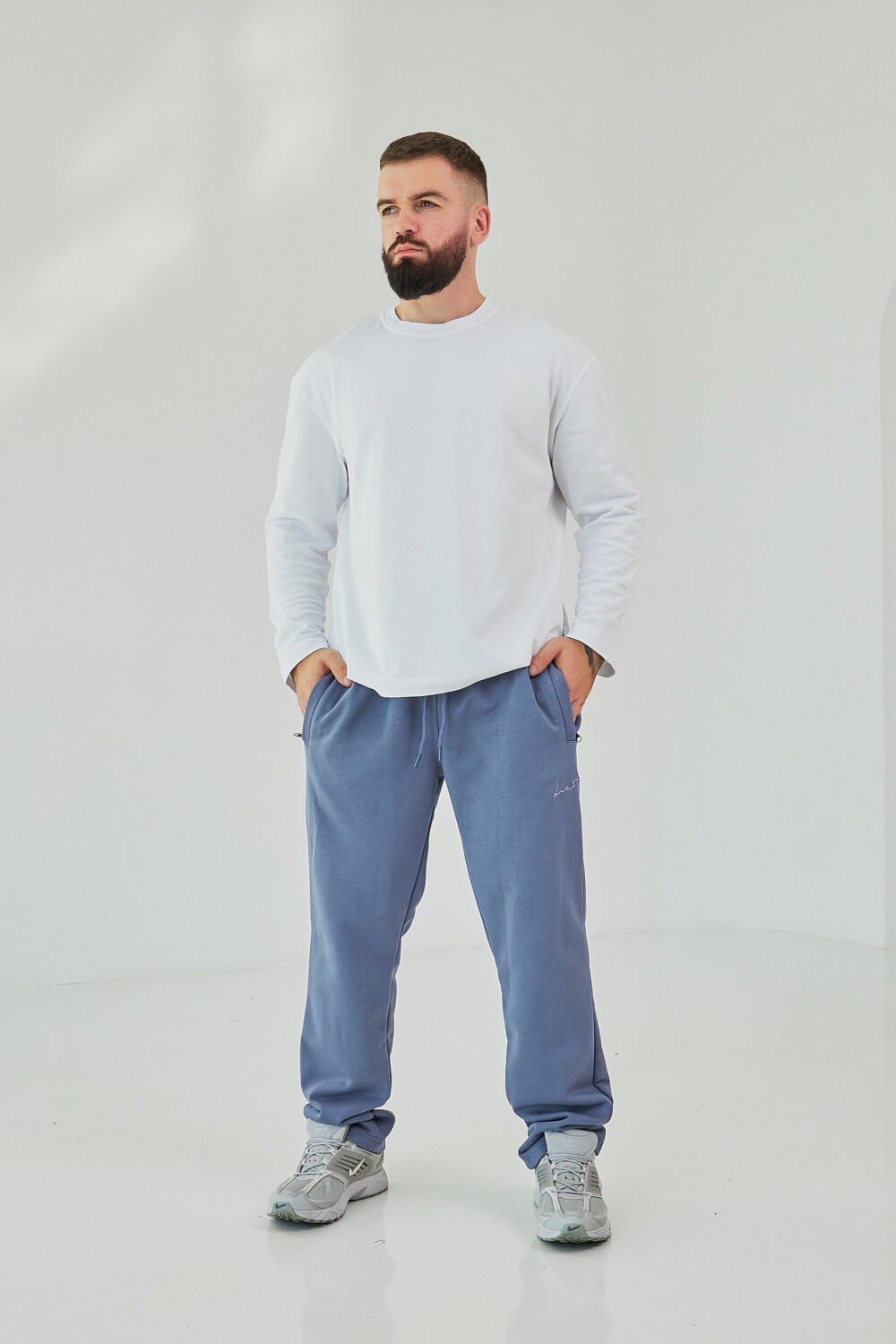 Чоловічі спортивні штани прямого крою з щільної трикотажної тканини