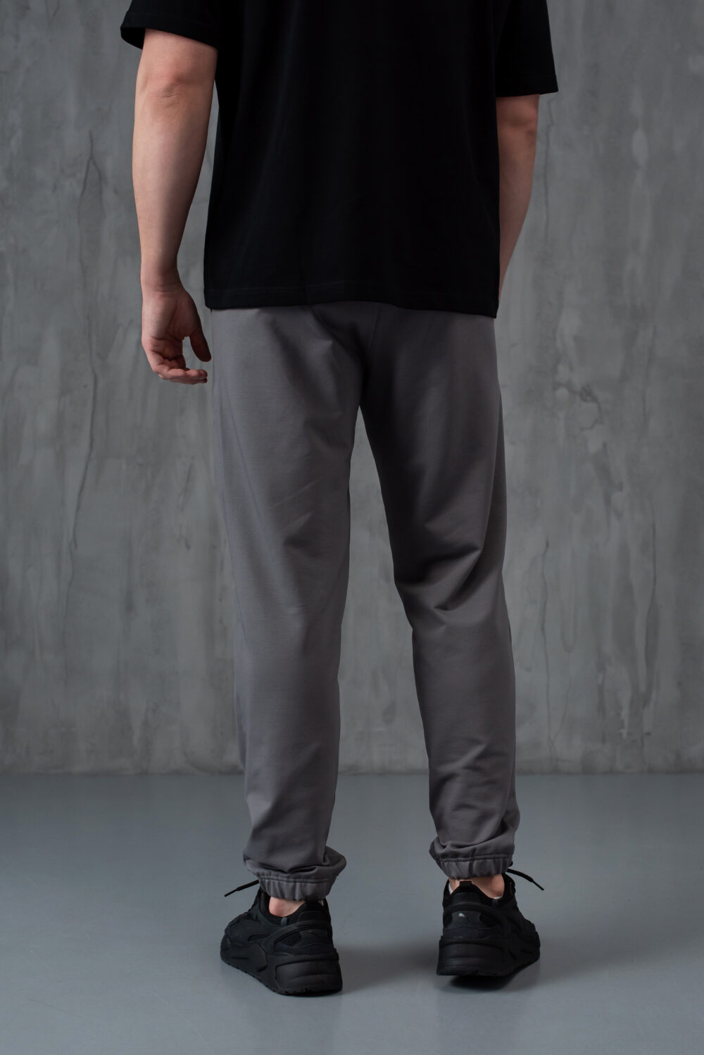 Чоловічі спортивні штани звуженого крою з манжетами