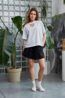 Жіноча футболка з вирізом “серце” — стильна базова модель