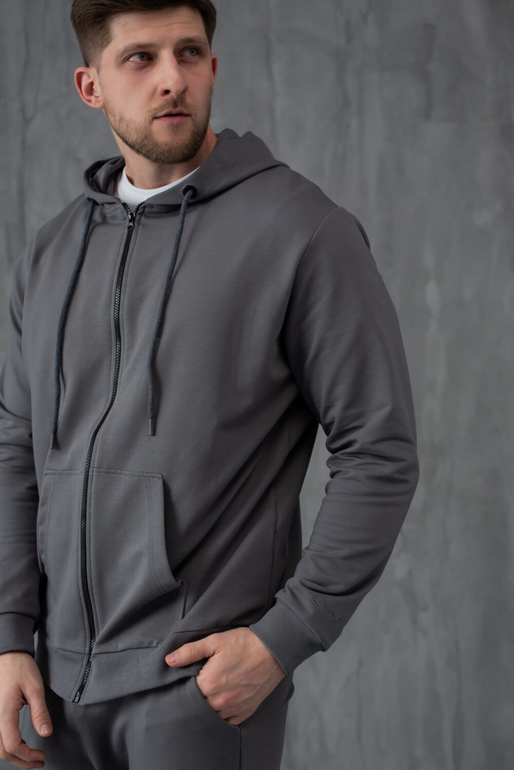 Чоловіча кофта на блискавці з капюшоном — легка та універсальна