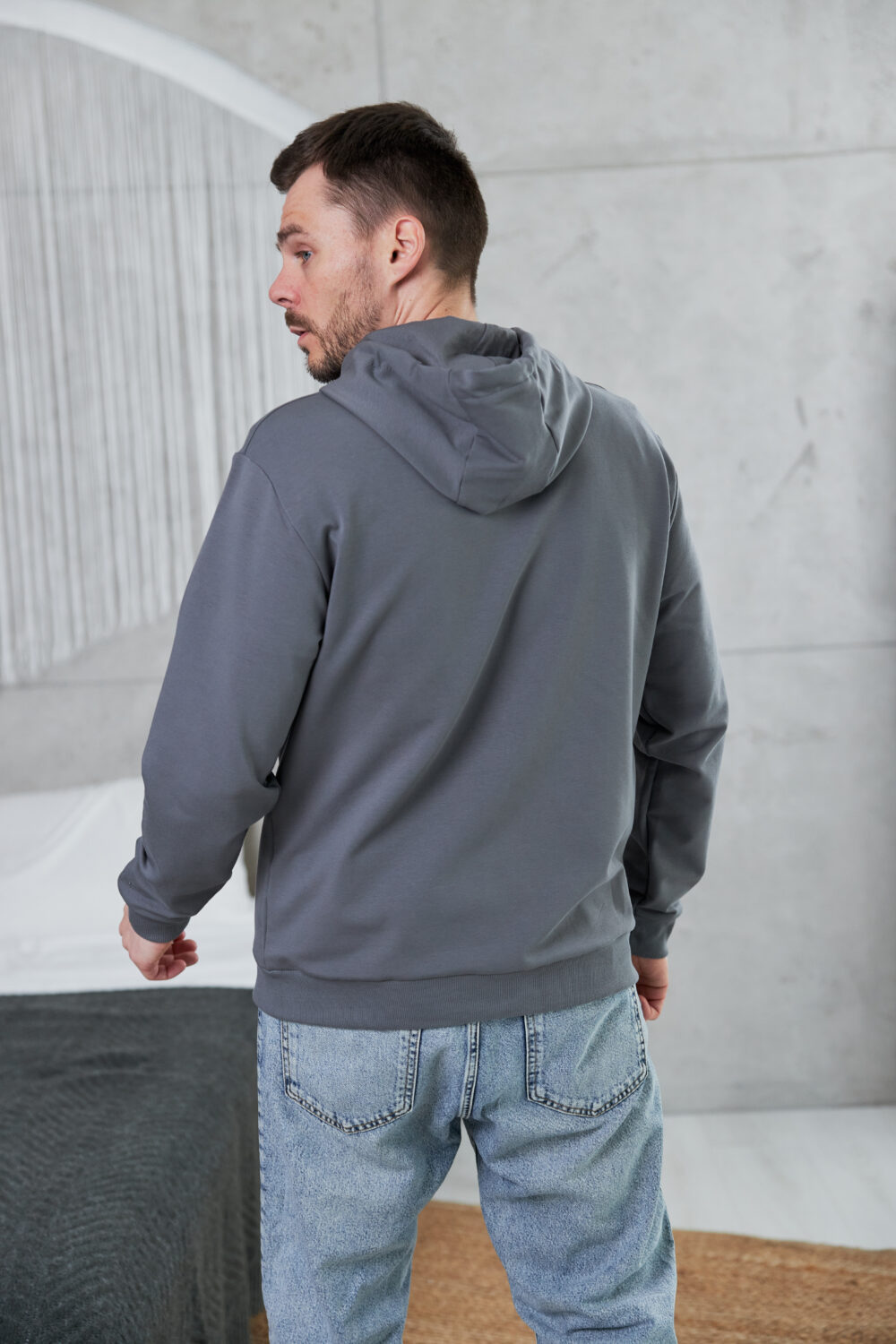 Чоловіча кофта на блискавці з капюшоном — легка та універсальна
