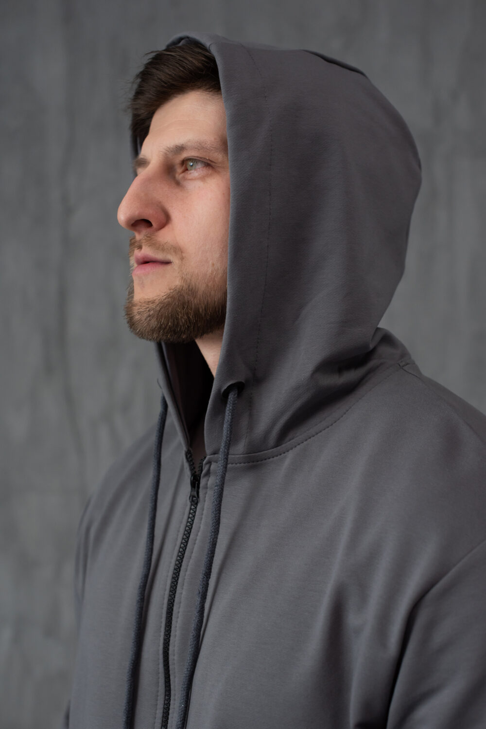 Чоловіча кофта на блискавці з капюшоном — легка та універсальна