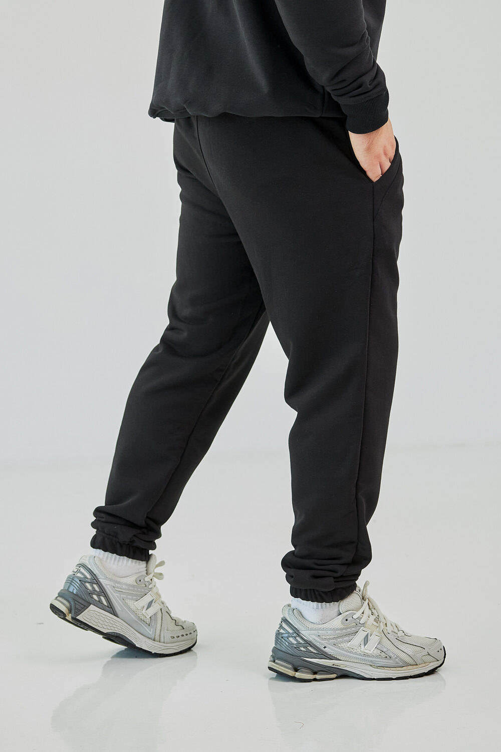 Чоловічі спортивні штани з манжетами та комфортною посадкою