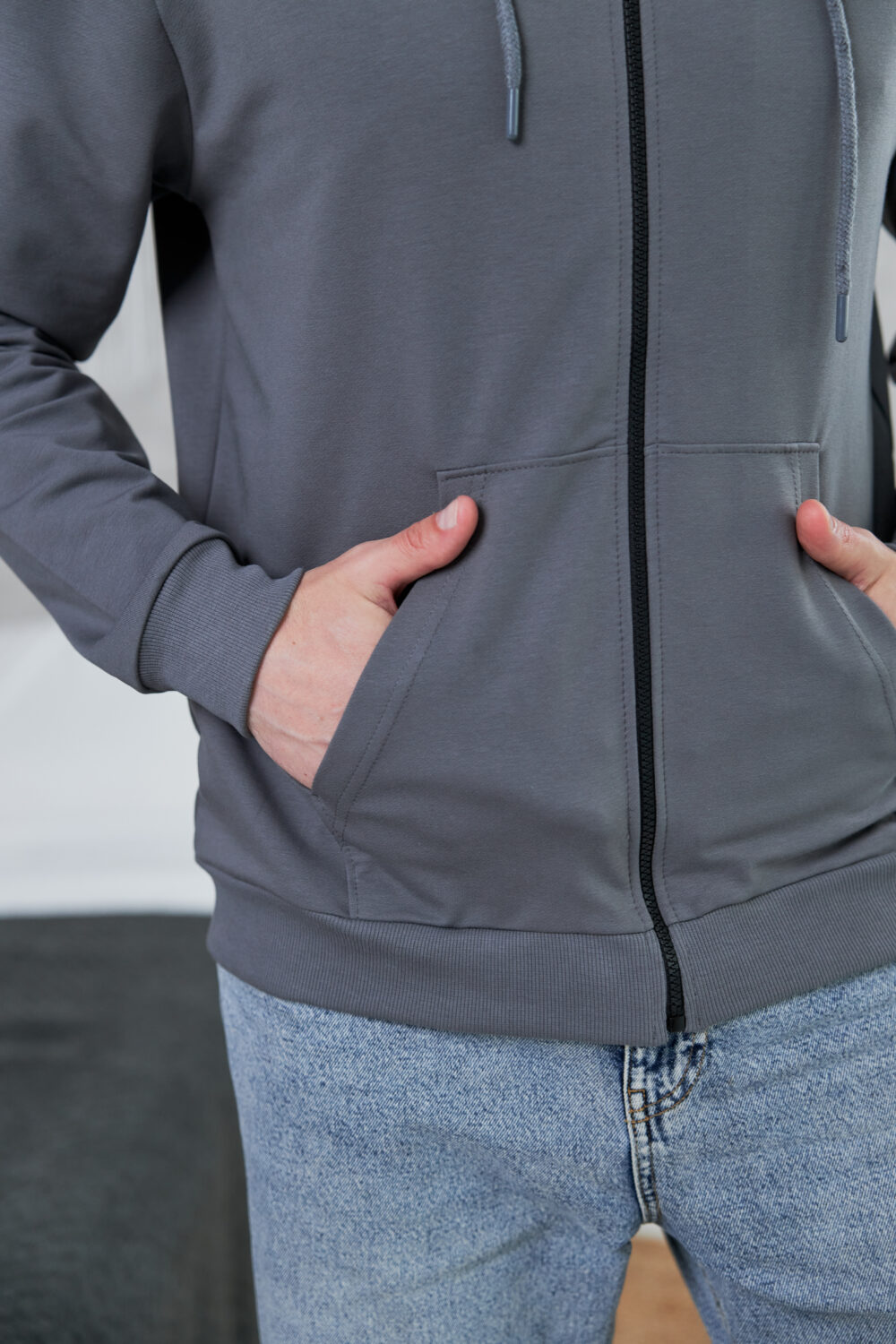 Чоловіча кофта на блискавці з капюшоном — легка та універсальна