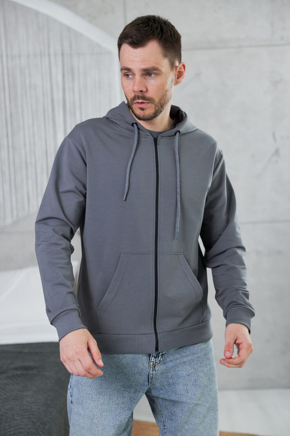 Чоловіча кофта на блискавці з капюшоном — легка та універсальна