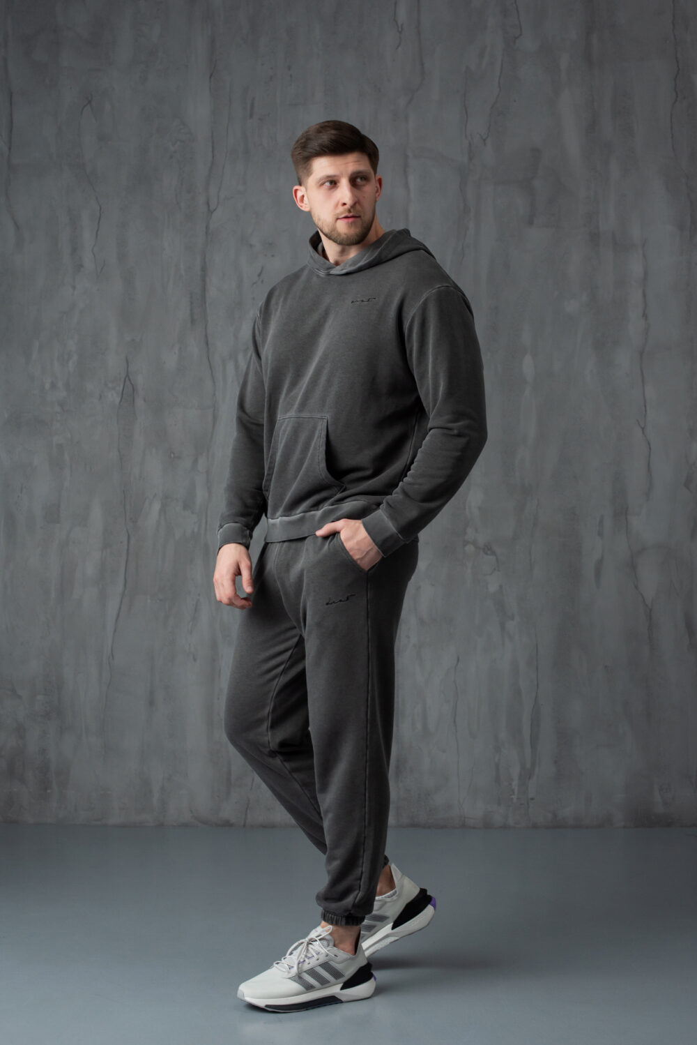 Чоловічий спортивний костюм з капюшоном та джогерами