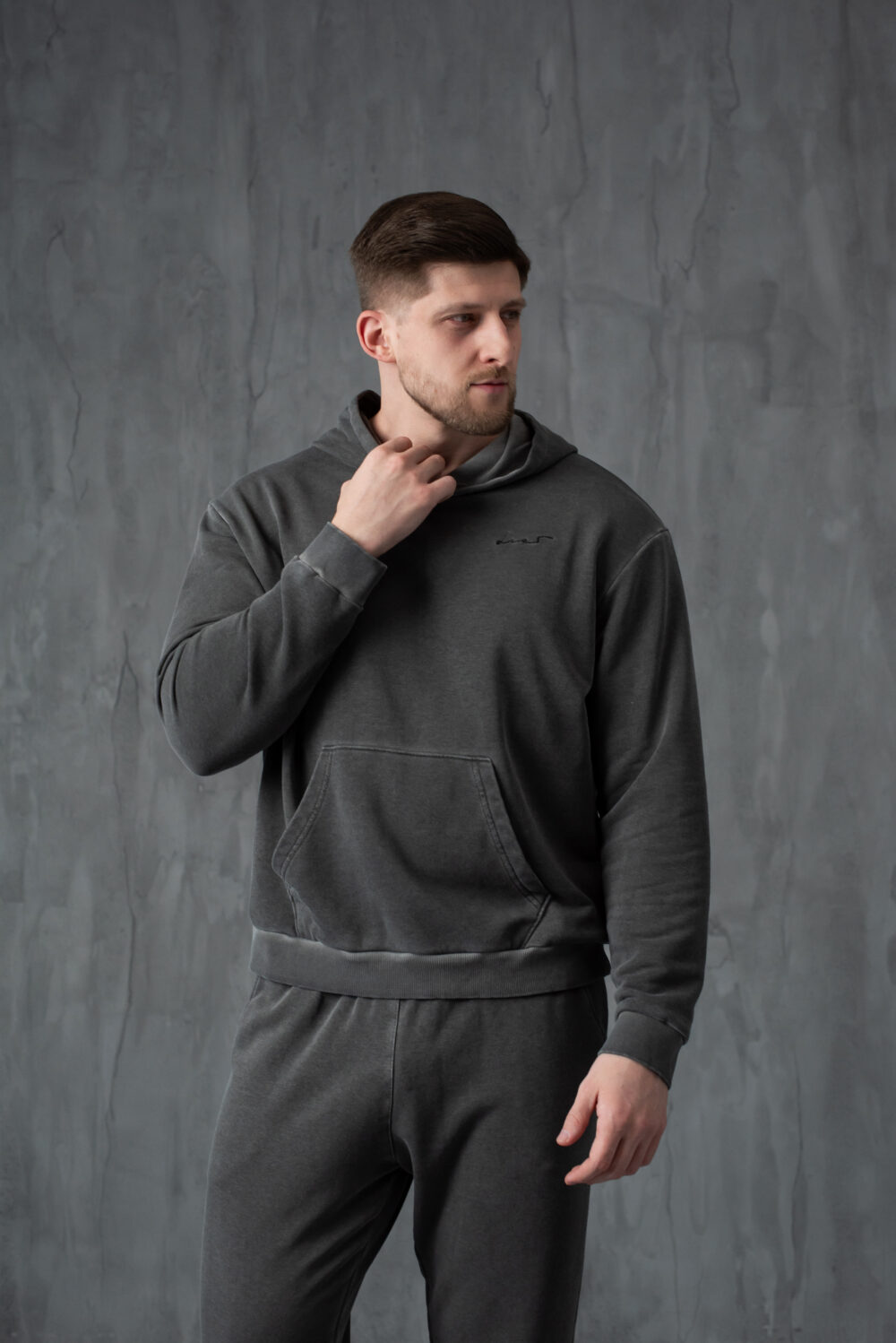 Чоловічий спортивний костюм з капюшоном та джогерами