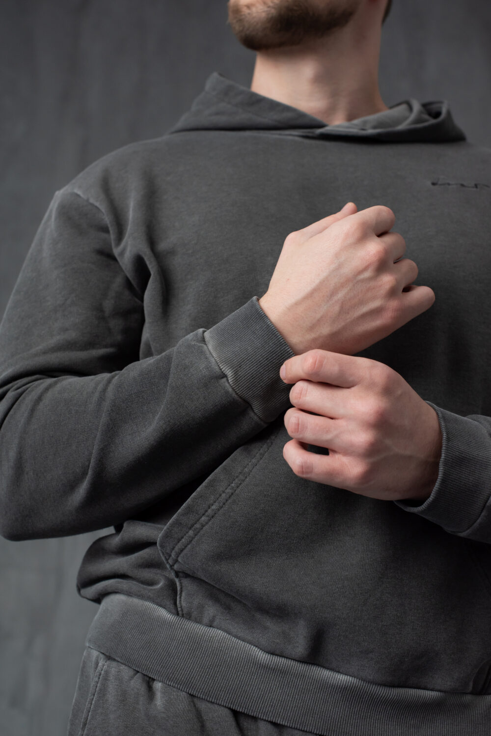 Чоловічий спортивний костюм з капюшоном та джогерами