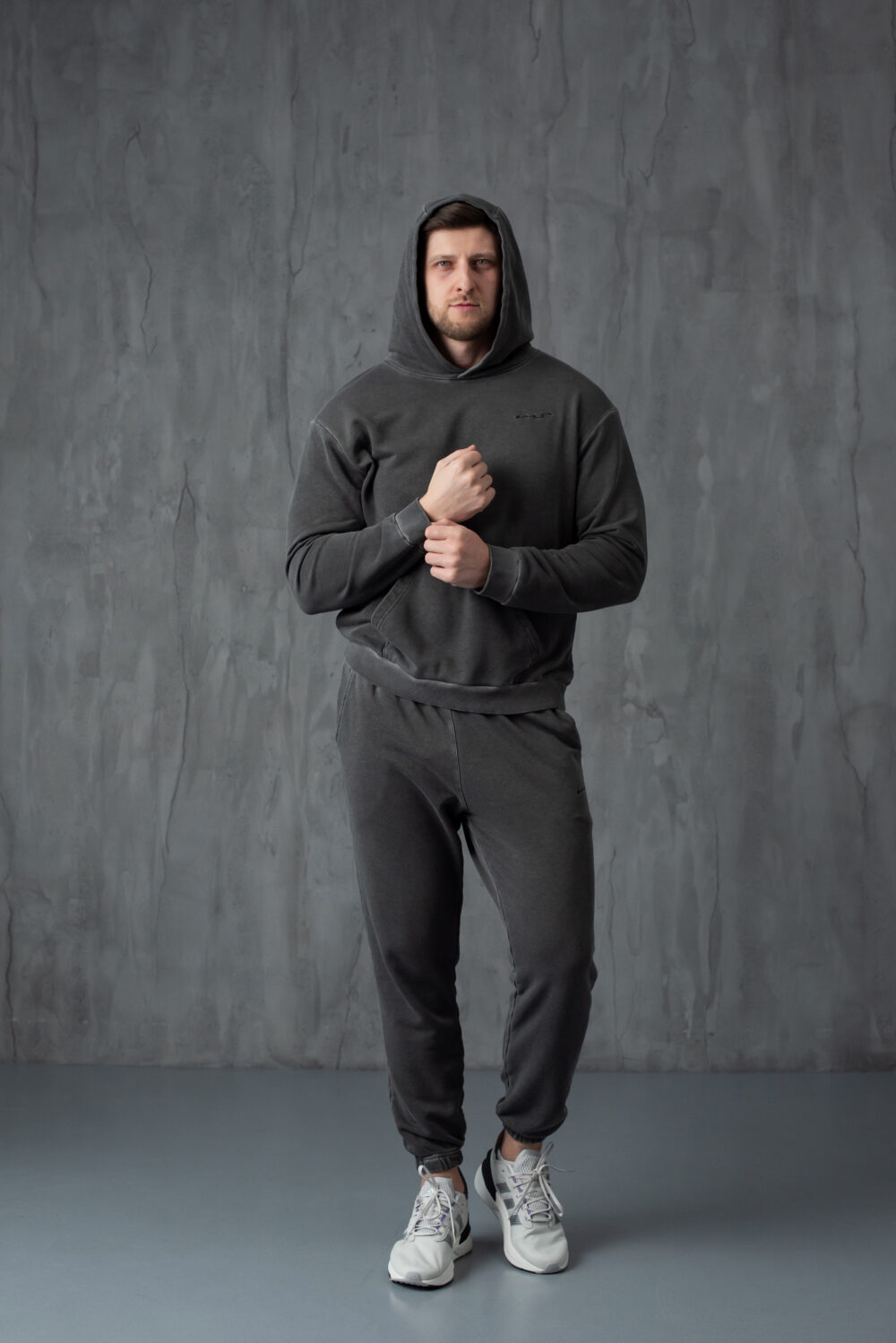 Чоловічий спортивний костюм з капюшоном та джогерами
