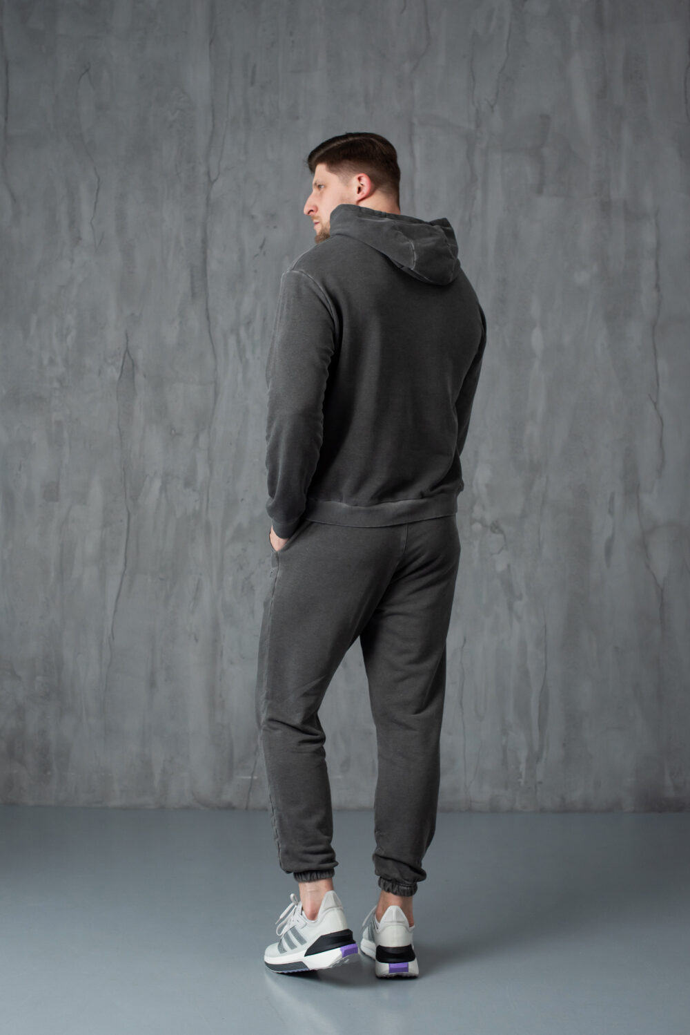 Чоловічий спортивний костюм з капюшоном та джогерами
