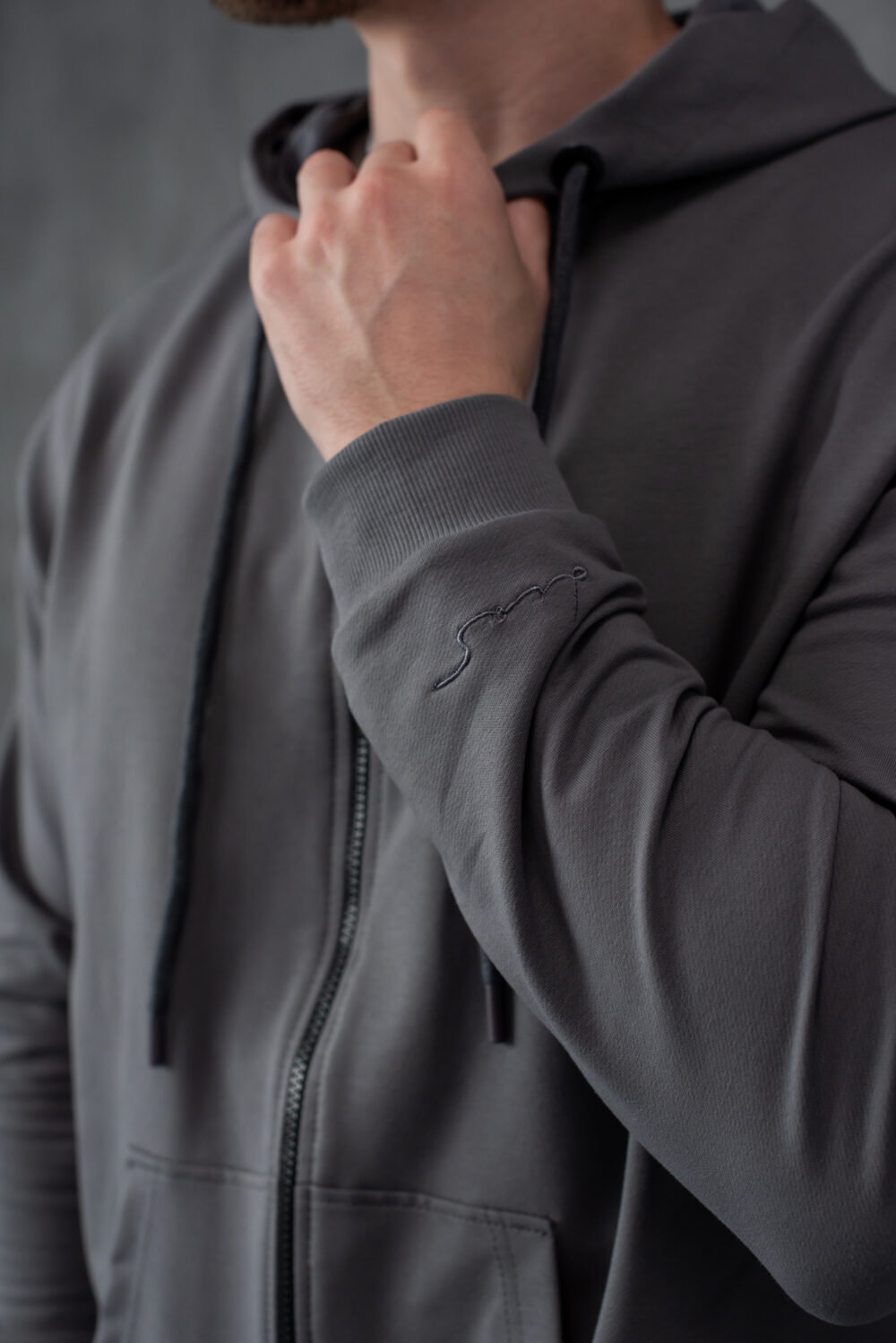 Чоловіча кофта на блискавці з капюшоном — легка та універсальна