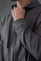 Чоловіча кофта на блискавці з капюшоном — легка та універсальна