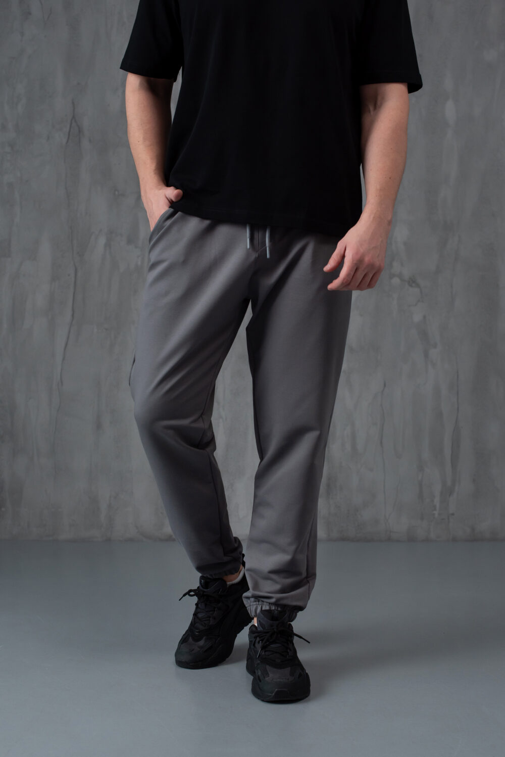 Чоловічі спортивні штани звуженого крою з манжетами