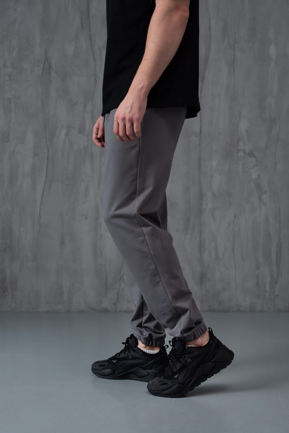 Чоловічі спортивні штани звуженого крою з манжетами