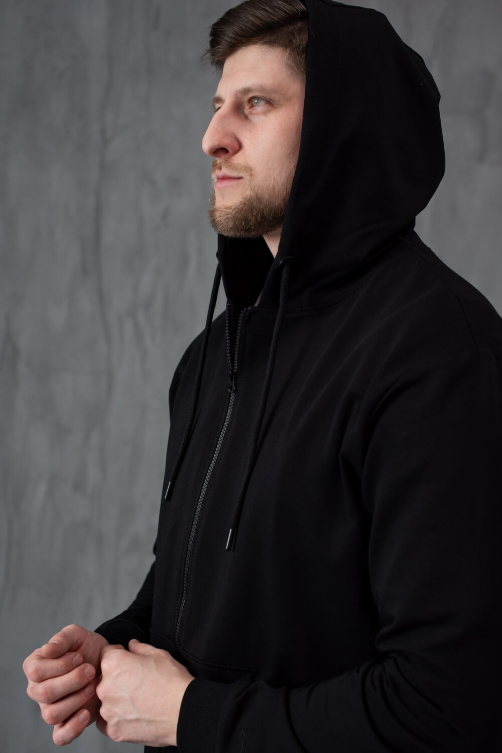 Чоловіча кофта на блискавці з капюшоном — легка та універсальна