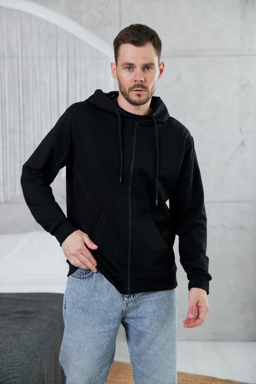 Чоловіча кофта на блискавці з капюшоном — легка та універсальна