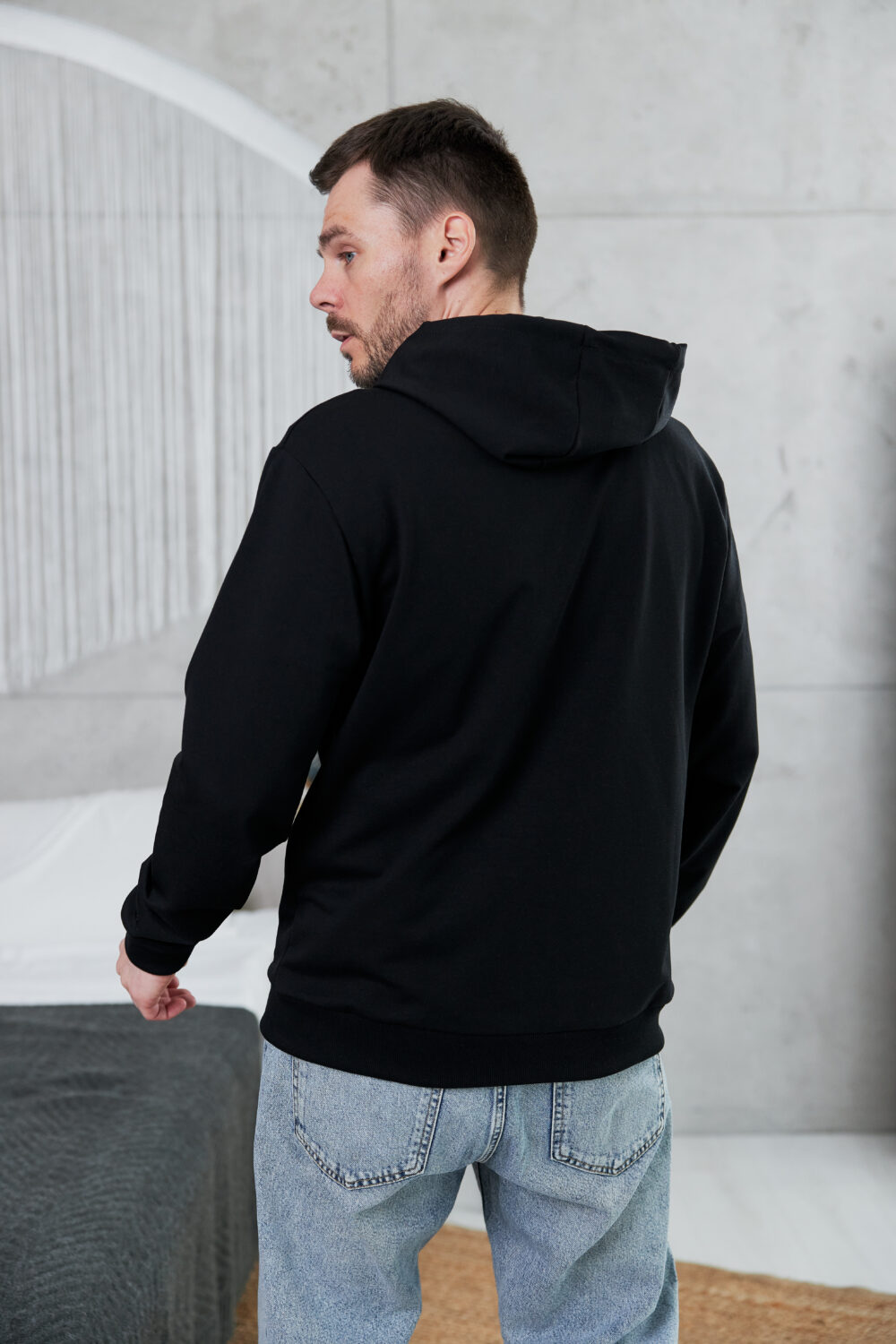 Чоловіча кофта на блискавці з капюшоном — легка та універсальна