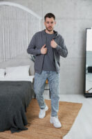 Чоловіча кофта на блискавці з капюшоном — легка та універсальна